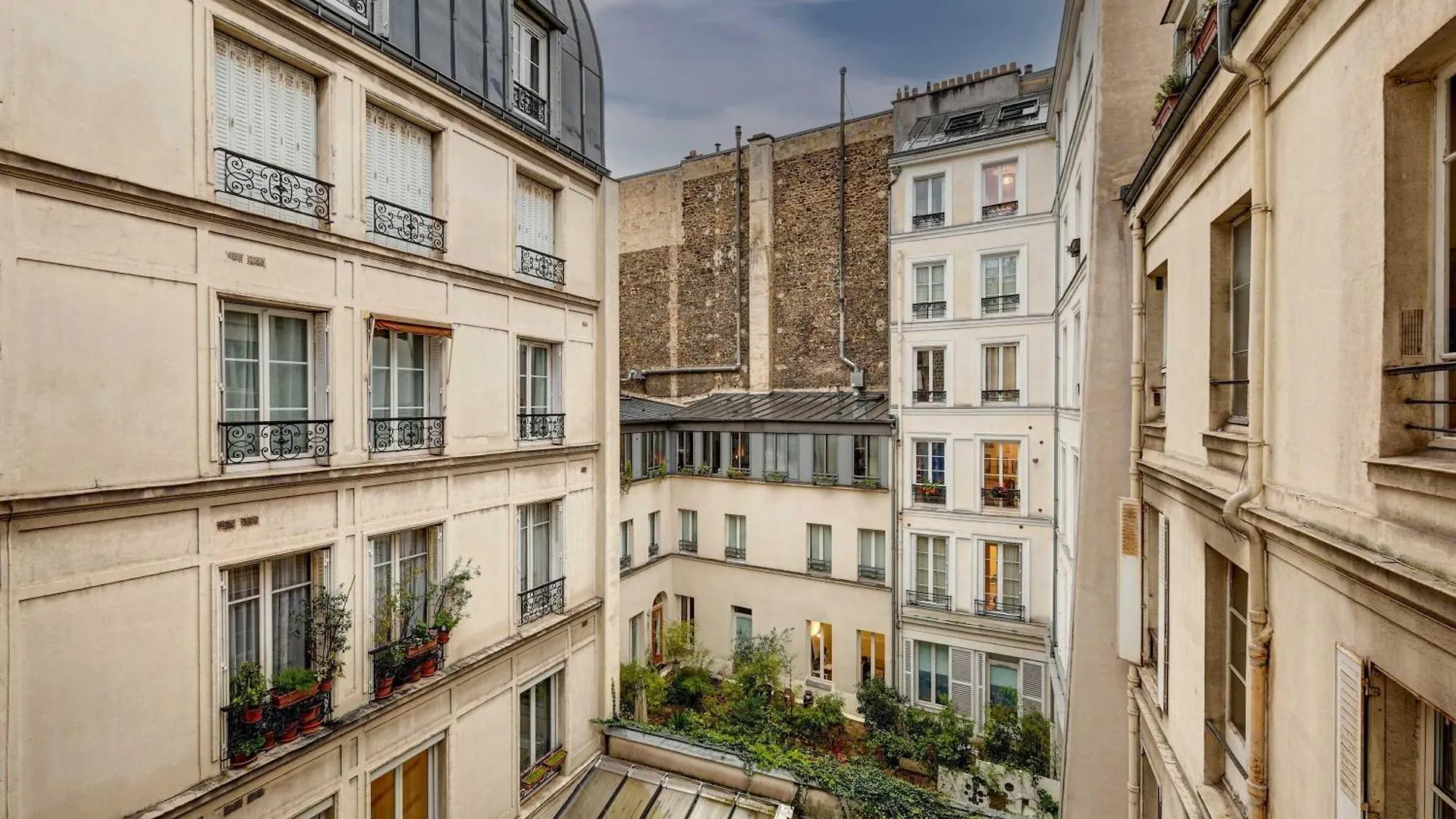 Apartment Le Marais - Les Halles Colorful & Modern 3Bd Paris France