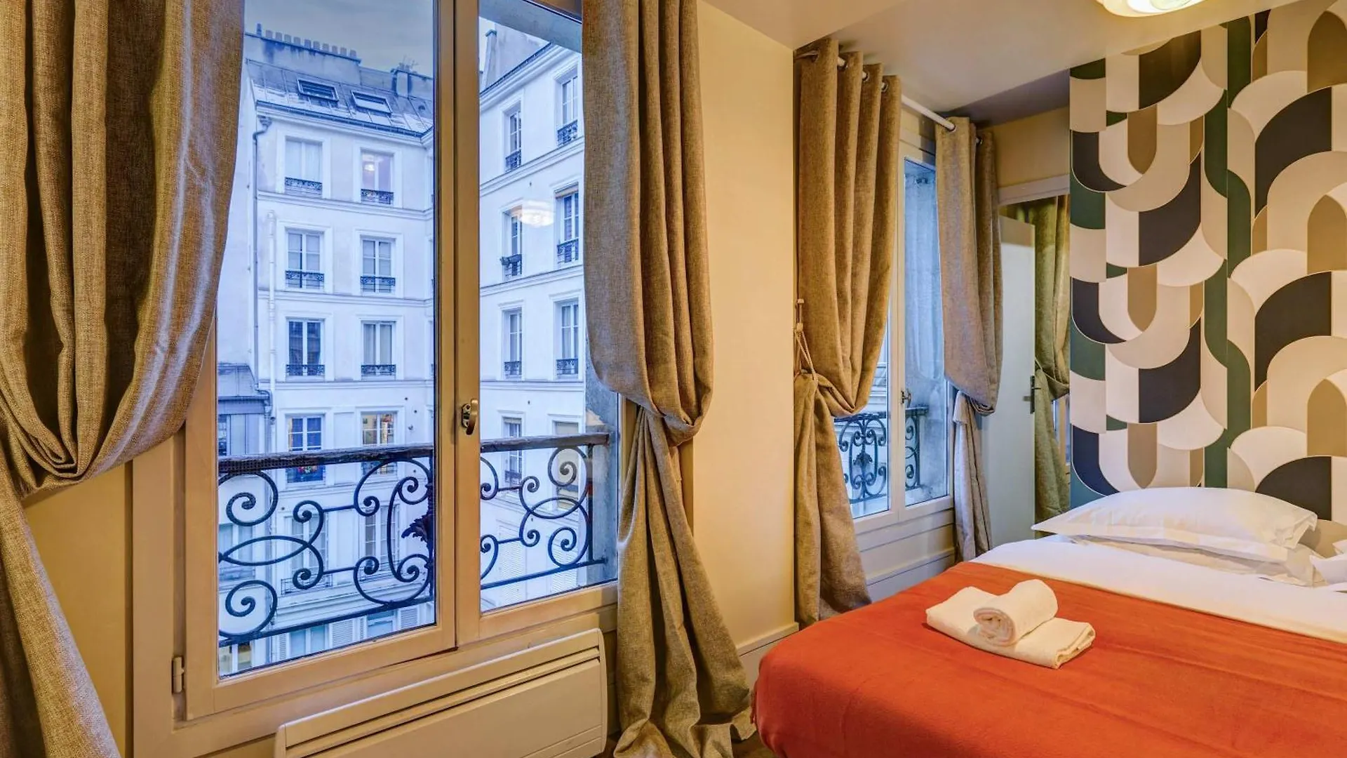 Le Marais - Les Halles Colorful & Modern 3Bd Paris Apartment